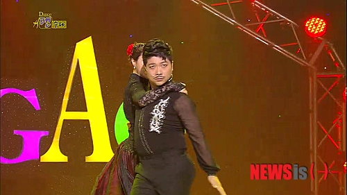 【서울=뉴시스】오제일 기자 = 개그맨 김재욱(34)이 10세 연하의 여성과 결혼한다.&nbsp; 소속사 쇼타임은 2일 "상견례를 마치고 결혼을 준비하고 있다. 결혼일은 아직 정해지지 않았지만 10월 중순께로 생각하고 있다"고 전했다.&nbsp; 김재욱의 동양대학교 후배다. 2008년 학교 홍보모델로 처음 만나 교제를 시작했다. 미스코리아 경북대회에 참가한 미인이며 항공사 승무원으로 근무 중이다.&nbsp; 김재욱은 2005년 KBS 개그맨이 됐다. KBS 2TV '개그콘서트'의 '멘붕스쿨'에서 '납득이'를 연기해 사랑받았다. 지난달 16일부터 새 코너 '댄수다'에서 활약하고 있다.&nbsp; kafka@newsis.com