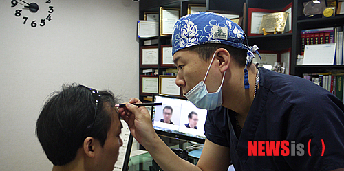 【서울=뉴시스】유희연 기자 = 2일 모발이식 전문병원 NHI뉴헤어 모발이식센터에 따르면 모발이식을 받은 다음날부터 일상생활이 가능하다. 하지만 중요한 약속은 부기가 빠지는 4~5일 정도 이후로 미루는 것이 바람직하다. 2013.07.02. (사진=엔에이치아이뉴헤어모발이식센터 제공)&nbsp; lovely_jh@newsis.com 