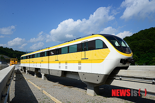 【대구=뉴시스】나호용 기자 = 대구도시철도건설본부는 2일 오후 북구 동호동 차량기지에서 도시철도 3호선을 달릴 모노레일 차량을 공개했다. 공개된 차량은 3량 1개 열차로 정원은 265명이고, 최대 수용인력은 398명이다.2013.07.02.(사진=대구시 제공)&nbsp; nhy@newsis.com