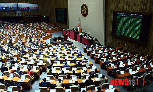 【서울=뉴시스】박동욱 기자 = 2일 오후 서울 여의도 국회에서 열린 316회 국회(임시회) 본회의에서 2007년 2차 남북정상회담 회의록, 녹음기록물 등 국가기록원 보관 자료 제출안이 찬성 257인, 반대 17인, 기권 2인으로 통과되고 있다. 2013.07.02.&nbsp; fufus@newsis.com