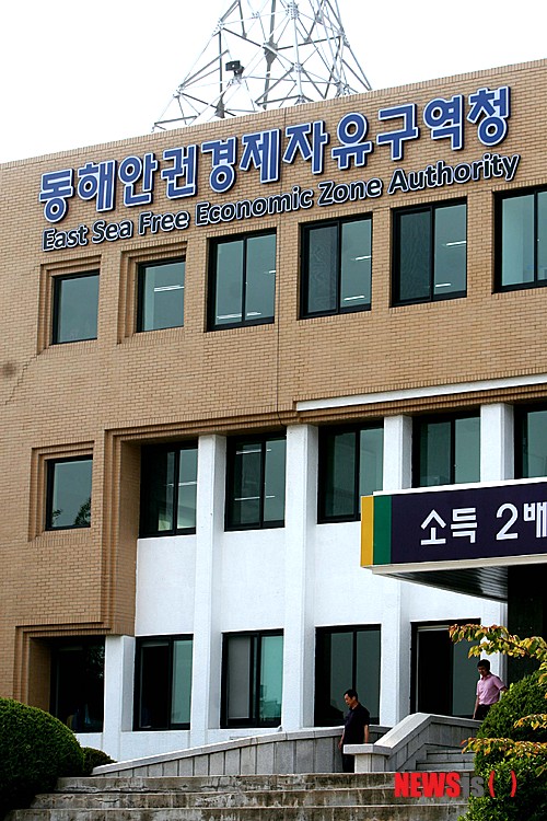 【동해=뉴시스】김경목 기자 = 김동수(57) 1대 동해안권 경제자유구역청장이 지난 1일 강원 동해시 청사 대회의실에서 취임식을 갖고 본격 업무를 시작했다. 이로써 경자구역청이 공식 출범하게 됐다. 2013.07.02. photo31@newsis.com