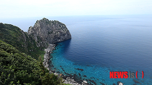 【서울=뉴시스】유상우 기자 = KTV ‘힐링다큐 한국의 섬’이 2부작 ‘동해바다가 품은 역사의 섬, 울릉도’를 3, 10일 오후 8시에 방송한다.&nbsp; 1부 ‘동해바다가 품은 역사의 섬, 울릉도’(3일)에서는 울릉도와 독도의 역사를 조명한다. 독도가 우리나라의 영토라는 사실을 증명하는 역사적 사료를 소개한다.&nbsp; 울릉도와 독도가 우리나라의 영토임을 주장한 조선의 안용복 충혼비를 찾아보고 울릉도 어부와 울릉도를 지키는 사람들의 일상을 조명한다. 울릉도 특산물인 울릉 약소와 약풀을 먹고 자란 소들도 만난다.&nbsp; 2부 ‘태고의 신비를 간직한 섬, 울릉도’(10일)에서는 국내에서 8번째로 큰 섬이자 신생대 화산 활동으로 솟아난 태고의 신비가 깃든 울릉도의 생성 비밀과 비경을 보여준다. 울릉도의 볼거리와 놀거리, 먹을거리도 소개한다. 울릉도 유일의 문화예술공원인 울릉예림원, 농업기술센터가 운영하는 자생식물원 등을 돌아본다.&nbsp; swryu@newsis.com