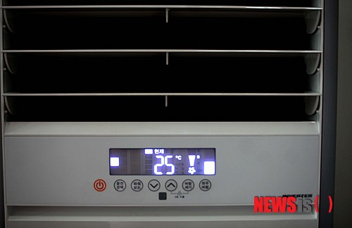 【동해=뉴시스】김경목 기자 = 지난 1일 오후 4시 동해안권경제자유구역청(청장 김동수) 대회의실에 설치된 에어컨의 냉방 온도가 25도에 맞춰져 가동되고 있다. 정부의 에너지사용 제한조치 방침에 따르면 공공기관의 냉방 온도는 28도로 제한된다. 2013.07.03.&nbsp; photo31@newsis.com 