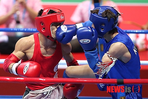 【서울=뉴시스】유상우 기자 = KTV는 4~6일 아시아올림픽평의회가 주최하는 ‘2013 제4회 인천 실내&무도(武道) 아시아 경기대회’의 주요 경기를 방송한다.&nbsp; ‘평화의 숨결, 아시아의 미래’를 슬로건으로 지난달 26일부터 인천시 일대에서 45개국이 참가한 가운데 열리고 있는 대회다. 당구·볼링 등 실내경기를 포함해 킥복싱·무에이 등의 무도를 겨룬다.&nbsp; KTV는 주요 종목 가운데 무에이(태국 파병 군인들이 전파한 킥복싱과 유사한 경기로 '무에타이’의 공식명칭), 실내 카바디(고대 인도의 병법에 기원을 두고 있는 격투기와 술래잡기를 결합한 경기), 크라시(우즈베키스탄의 전통 고대 스포츠) 결승전을 녹화 방송한다.&nbsp; 4일 오전 9시10분 무에이 결승, 5일 오전 9시10분 실내카바디 결승, 6일 오후 10시 크라시 준결승을 볼 수 있다.&nbsp; swryu@newsis.com