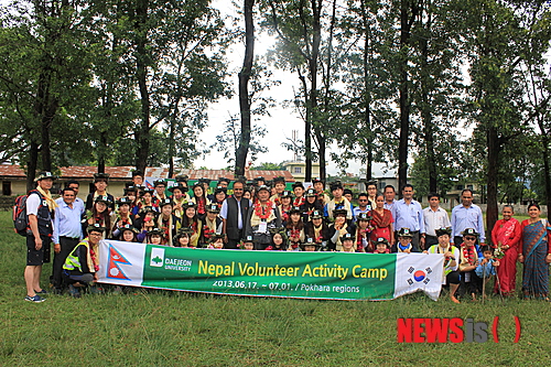 【대전=뉴시스】유순상 기자 = 대전대 해외봉사단이 지난달 17일부터 이달 2일까지 네팔 포카라 지역 빈민촌에서 다양한 봉사활동을 벌인 가운데 현지에서 기념촬영을 하고 있다.(사진=대전대 제공) ssyoo@newsis.com