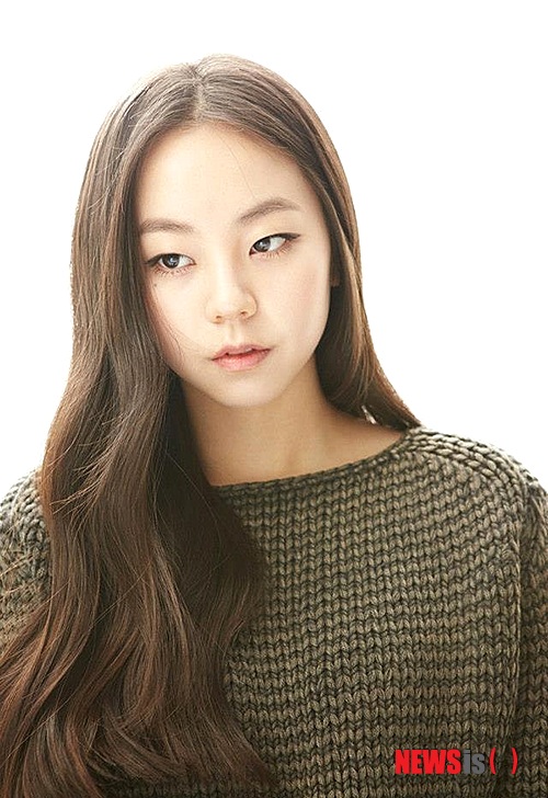 【서울=뉴시스】오제일 기자 = 그룹 '원더걸스'의 안소희(21)가 KBS 2TV 드라마스페셜 '해피! 로즈데이'에 출연한다. 데뷔 후 첫 드라마 주연이다. 20대 초반의 여성으로 어머니가 운영하는 꽃집에서 일하는 연기자 지망생 '아름'을 연기한다. 매니지먼트사 JYP엔터테인먼트는 "소희는 여성스럽고 단아한 '꽃집 아가씨'의 모습부터 자기표현에 거침없고 당돌한 배우 지망생의 모습까지 팔색조 매력을 선보일 예정"이라고 전했다. KBS 2TV 드라마 '신데렐라 언니'의 김영조 PD가 연출한다. 탤런트 정웅인(42), 소유진(32) 등이 출연한다. 8월 초 방송 예정이다. kafka@newsis.com