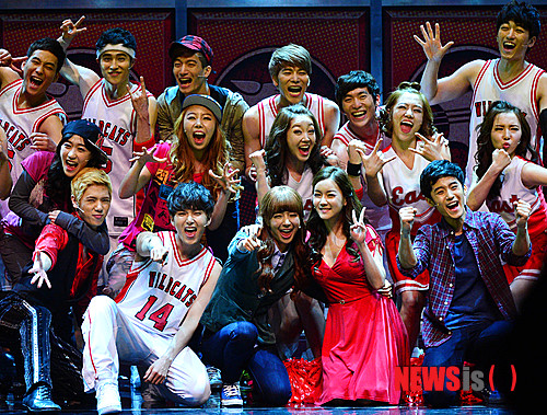 【서울=뉴시스】박문호 기자 = 3일 오후 서울 용산구 한남동 블루스퀘어 삼성카드홀에서 열린 뮤지컬 ‘하이스쿨뮤지컬(연출 김규종)’ 프레스콜에서 배우들이 파이팅을 외치고 있다.&nbsp;&nbsp; 이 뮤지컬은 슈퍼주니어의 가수 려욱, FT아일랜드의 가수 이재진, 오소연, 초아(AOA), 린지(피에스타), 유승엽 등이 출연한다. 2013.07.03.&nbsp;&nbsp; go2@newsis.com 
