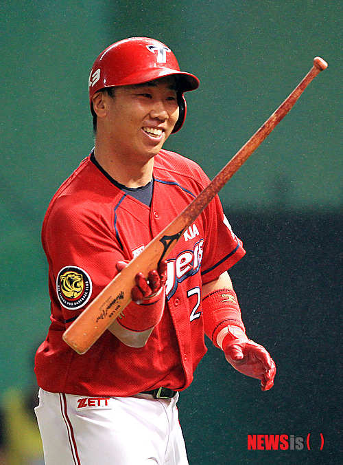 【서울=뉴시스】이범호(32·KIA 타이거즈)가 3일 문학 SK전을 앞두고 "홈런을 친 방망이가 부러진 것은 처음"이라고 밝혔다. 사진은 2일 문학 SK전에서 시즌 12호포를 때려낸 뒤 부러진 방망이를 들고 웃고 있는 모습. <사진=KIA 타이거즈 제공>