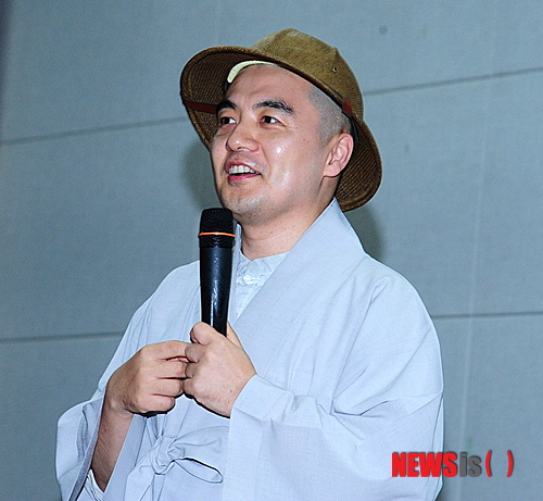 【부산=뉴시스】허상천 기자 = 혜민 스님이 3일 오후 부산 동명대학교 중앙도서관에서 열린 ‘마음치유 콘서트’에 참석해 강연을 하고 있다. 2013.07.04.&nbsp; photo@newsis.com