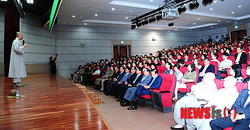 【부산=뉴시스】허상천 기자 = 혜민 스님이 3일 오후 부산 동명대학교 중앙도서관에서 열린 ‘마음치유 콘서트’에 참석해 강연을 하고 있다. 2013.07.04.&nbsp; photo@newsis.com
