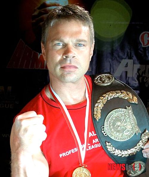 【서울=뉴시스헬스/뉴시스】 팔씨름 세계챔피언 존 블젱크(John Brzenk). (사진=옥시즌코리아 제공) 허은경 기자 hek@newsishealth.com