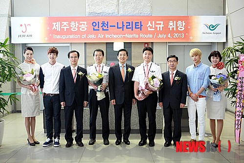 【서울=뉴시스】최규남 제주항공 사장(가운데)이 4일 나리타국제공항에서 진행된 제주항공의 나리타 취항식에서 기념사진을 찍고 있다.(사진제공=제주항공)