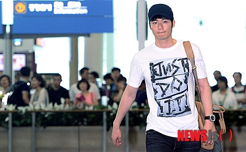 【인천공항=뉴시스】4일 한 축구전문 칼럼니스트는 'SNS 논란, 해프닝 아닌 심각한 문제'라는 글을 통해 기성용이 비밀계정을 통해 최강희 전 감독을 노골적으로 조롱했다고 주장했다. 큰 파문으로 확산될 조짐이다. 사진은 이달 2일 소속팀 스완지시티가 있는 영국으로 출국하기 위해 인천공항에 모습을 나타낸 기성용이다. (사진 = 뉴시스 DB)