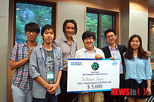 【울산=뉴시스】고은희 기자 = UNIST(총장 조무제·울산과학기술대) 학생들로 구성된 '설리반의 목소리'팀이 2013 아시아 청년 사회적 기업가 캠프에서 아시아 협력 시범 프로젝트로 최종 선정됐다. '설리반의 목소리' 팀 사진이다. 2013.07.04. (사진=UNIST 제공)&nbsp; photo@newsis.com 