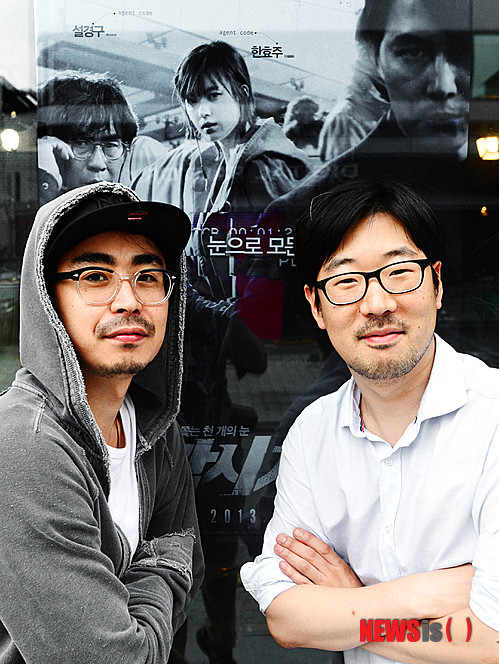 【서울=뉴시스】박문호 기자 = 4일 오후 서울 강남구 논현동 한 카페에서 영화 감시자들을 공동 연출한 조의석(왼쪽), 김병서 감독이 뉴시스와의 인터뷰에 앞서 포즈를 취하고 있다. 2013.07.04. go2@newsis.com