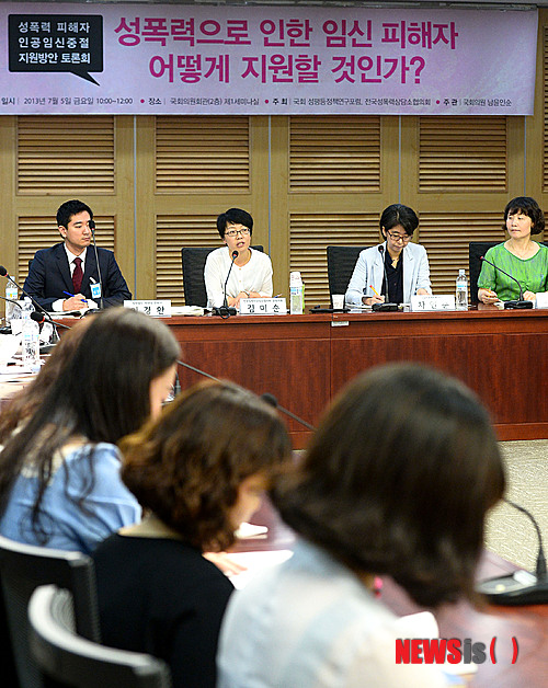 【서울=뉴시스】박동욱 기자 = 5일 오전 서울 여의도 국회 의원회관에서 남윤인순의원실 주최로 열린 '성폭력으로 인한 임신 피해자 어떻게 지원할 것인가?' 토론회에서 김미순 전국성폭력상담소협의회 공동대표가 발언하고 있다. 2013.07.05.&nbsp; fufus@newsis.com