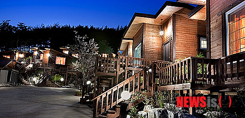 【서울=뉴시스】유희연 기자 = 태안 안면도에 위치한 솔그림펜션 관계자는 "도시생활로 지친 심신을 달래기 위해 한적한 분위기의 바닷가 펜션을 찾는 여행객들이 갈수록 많아지고 있다"면서 "힐링을 찾아온 고객들에게 목조로 지어진 솔그림펜션과 같은 독립형 펜션이 좋은 평가를 받고 있다"고 5일 말했다. 2013.07.05. (사진=솔그림펜션 제공) lovely_jh@newsis.com