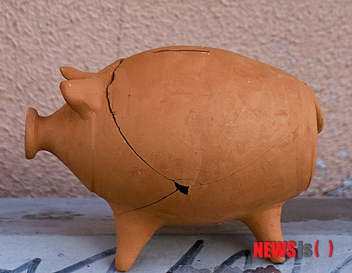 【서울=뉴시스】원추의 '오늘의 운세' 2013년 7월8일 월요일 (음력 6월1일·을해)&nbsp; ▶쥐띠 = 72년생 ㄱ·ㅅ·ㅈ성씨는 그동안 애인과의 오해로 마음 상해 있었다면 여행으로 풀자. 뜻밖의 답을 얻을 수 있는 날이다. 3·4·6·7월생은 대인관계에서 양띠와의 벽을 허물어라. 이유 없이 미워하는 건 당신에게 아무런 도움이 되지 않는다.&nbsp; ▶소띠 = 본인이 가야 할 길을 바로 앞에 두고도 3·4·7·8월생은 힘들게 돌아가고 있다. 지금 자기가 가는 곳이 바른 곳인지 점검해 보도록. 기혼여성 ㅅ·ㅁ·ㅍ성씨는 집안에 오는 금전도 남의 집으로 되돌아가게 하는 격. 61년생은 고생을 만들어서 하지 마라.&nbsp; ▶범띠 = 2·4·5월생은 책임을 다하는 모습으로 누구에게도 귀감이 될 수 있는 오늘이겠다. 그러나 능력 이상의 일을 도모하지는 말 것. ㅅ·ㅊ성씨로 금융·회계·재무 계통의 종사자는 유리한 운이구나. 74년생 여성은 ㅁ·ㅂ성씨 남성으로부터 선물 받게 될 듯.&nbsp; ▶토끼띠 = 무슨 일이든 독단적으로 처리하는 것보다 함께 협력해 나갈 때 성과가 큼을 알 것. ㅅ·ㅇ·ㄹ성씨는 직장생활에서의 군계일학은 곤란함. 51년 1·2·4·9월생은 변동수 있어 갑자기 옮길 수 있으나 차분히 생각할 수 있는 여유가 좋다. 파란색이 길함.&nbsp; ▶용띠 = 당신은 독점욕이 강하기 때문에 낭패를 보기 쉽다. 2·10·11월생은 매사 자기 뜻대로 따라와 주길 기대하며 상대의 대인관계에도 간섭이 너무 많아 심하면 별거에 들어갈 수 있으니 주의할 것. ㅅ·ㅁ·ㅎ성씨는 지레짐작으로 대처하면 문제가 더 커진다.&nbsp; ▶뱀띠 = 2·3·9·10월생 기혼여성으로 연하와 함께 사는 자는 구속하지만 말고 자기 맘껏 길을 가게 내버려 둬라. 사회생활에서 맘껏 활개를 쳐야 발전이 있다는 걸 염두에 둘 것. ㅁ·ㅂ·ㅈ성씨는 질투심으로 남편의 길을 막는 행위는 자제함이 좋다.&nbsp; ▶말띠 = 기분 내키는 대로 행하다 9·10·11·12월생은 가정과 직장에서 고립될 수 있으니 주의하라. 매사 성의를 지키고 사람들을 대하도록 노력하는 게 좋다. 54년생 ㄱ·ㅇ·ㄹ성씨는 가정에 놀랄 일 생길 듯. 자식에게 신경 쓸 것. 쥐띠와 소띠는 오늘 피하도록.&nbsp; ▶양띠 = 2·4·7·12월생 주위에 사람이 없어 짝 잃은 철새처럼 고독하구나. 달콤한 사탕발림으로 유혹당할 수 있으니 주의하라. 절대 고독은 오히려 성장을 가져온다는 걸 명심할 것. ㅅ·ㅊ성씨는 운전조심.&nbsp; ▶원숭이띠 = 남·동쪽에 귀인이 있으니 2·7·9·12월생은 내가 사는 곳에서 20㎞ 이상의 지점에서 행운 있다. 직장인은 출장 시 회색이나 은색 빛이 나는 소지품을 소지하면 기대 이상의 성과를 올릴 듯. ㅁ·ㅈ·ㅇ성씨는 대국적인 견지에서 본분을 다하라.&nbsp; ▶닭띠 = 말을 함에 전개될 상황에 대한 예측을 미리 하고 의견을 상대에게 요구하도록. 3·4·10·11월생은 순간순간 전달되는 언어에 차가움이 서려 있어 매사 손해를 보기 십상. 표정관리에 신경 쓸 것. ㅂ·ㅅ·ㅎ성씨는 유연성을 잃지 마라.&nbsp; ▶개띠 = 58·70년 2·4·6·9월생은 매사 합리적으로 움직여야 길함을 알 것. 휴가기간이 피크에 달해 있다고 마음 들뜨지 말고 본인에게 진정 필요한 점을 보완하는 데 신경 써라. 휴식은 적당히 취해야 건강에도 좋다. 지나치면 일을 시작함에 무리가 따를 듯.&nbsp; ▶돼지띠 = 봄철에 피는 꽃이 있고 여름에 피는 꽃이 있다. 봄이 지났다고 꽃피는 때가 없는 건 아닌 것처럼 2·6·9·10월생인 당신의 꽃은 좀 늦게 핌을 알라. ㄴ·ㅅ·ㅎ성씨 사랑은 희생을 동반하는 법이다. 궁지에 몰렸다고 상대를 괴롭히지 마라. 참는 것이 복.&nbsp; 구삼원 원장 02-959-8493, 010-5584-9393 