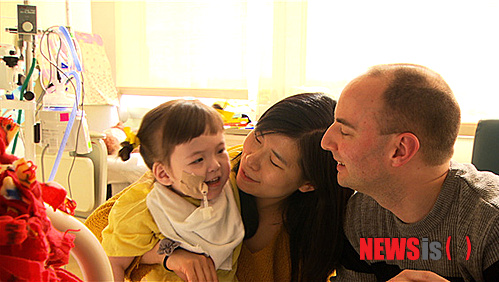 【서울=뉴시스】이재훈 기자 = 지난 5월 방송된 MBC TV 다큐스페셜 '휴먼다큐 사랑-해나의 기적'의 주인공 해나(3)가 사망했다.&nbsp; '휴먼다큐 사랑'의 유해진(44) PD의 블로그에 따르면, 해나는 7일 오전 5시30분께 숨을 거뒀다.&nbsp; 유PD는 해나의 어머니 이영미(37)씨가 보낸 글을 공개했다.&nbsp; 이씨는 "해나는 자유가 됐습니다. 이제 주사도 검사도 수술도 튜브도 석션도 없는 곳에서 마음껏 숨쉬며 자유로이 뛰어다닐 수 있게 됐습니다"면서 "35개월이란 짧은 시간을 누구보다도 열정적으로 아름답게 살아온 사랑스러운 우리딸. 많은 사랑을 받고 많은 사랑을 알게해준 작은 천사 해나, 고마워"라고 전했다.&nbsp; "더 많이 사랑해주고 더 많이 곁에 있어주지 못해 미안해. 함께하지 못한게 너무 많아 가슴에 사무치지만 우리집만은 꼭 데려갈게"라면서 "나의 작은천사. 해나. 고맙고 사랑해. 영원히"라고 덧붙였다.&nbsp; 해나는 2010년 8월22일 이씨와 캐나다인인 아버지 대럴 워런(38) 사이에서 태어났다. 그러나 세계적으로도 희소한 질환인 '선천성 기도 무형성증'을 안고 태어나 숨을 제대로 쉬지 못했다.&nbsp; 당시 병원은 해나에게 2개월 생존을 선고했다. 그러나 해나는 씩씩하게 버티며 인공기도 이식수술을 받은 뒤 약 3년을 살 수 있었다. 방송에서는 아픈 가운데서도 밝고 해맑은 모습을 보여 시청자에게 감동을 안겼다.&nbsp; 어머니 이씨는 책 '해나의 기적'을 쓰기도 했다.&nbsp; realpaper7@newsis.com&nbsp; 