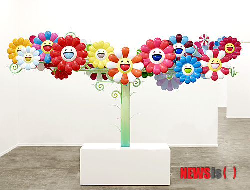 【서울=뉴시스】유상우 기자 = 풍만한 가슴과 성숙한 육체의 앳된 얼굴. 일본남성의 성적 판타지를 노골적으로 충족시키는 성숙한 미소녀 이미지다. ‘아시아 팝아트’의 모델을 제시한 세계적인 일본작가 무라카미 다카시(51)의 작품 ‘미스 코코(Miss Ko²)’다. 1993년 일본에 등장해 인기를 끈 미소녀 격투게임 ‘베리어블 지오’에서 영감을 얻어 제작한 ‘미스 코코’는 ‘오타쿠’, 즉 특정분야에 집착하는 사람들의 하위문화를 끌어들인 작품이다. swryu@newsis.com