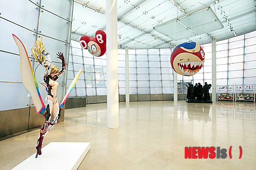 【서울=뉴시스】유상우 기자 = 풍만한 가슴과 성숙한 육체의 앳된 얼굴. 일본남성의 성적 판타지를 노골적으로 충족시키는 성숙한 미소녀 이미지다. ‘아시아 팝아트’의 모델을 제시한 세계적인 일본작가 무라카미 다카시(51)의 작품 ‘미스 코코(Miss Ko²)’다. 1993년 일본에 등장해 인기를 끈 미소녀 격투게임 ‘베리어블 지오’에서 영감을 얻어 제작한 ‘미스 코코’는 ‘오타쿠’, 즉 특정분야에 집착하는 사람들의 하위문화를 끌어들인 작품이다. swryu@newsis.com