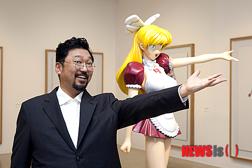 【서울=뉴시스】유상우 기자 = 풍만한 가슴과 성숙한 육체의 앳된 얼굴. 일본남성의 성적 판타지를 노골적으로 충족시키는 성숙한 미소녀 이미지다. ‘아시아 팝아트’의 모델을 제시한 세계적인 일본작가 무라카미 다카시(51)의 작품 ‘미스 코코(Miss Ko²)’다. 1993년 일본에 등장해 인기를 끈 미소녀 격투게임 ‘베리어블 지오’에서 영감을 얻어 제작한 ‘미스 코코’는 ‘오타쿠’, 즉 특정분야에 집착하는 사람들의 하위문화를 끌어들인 작품이다. swryu@newsis.com