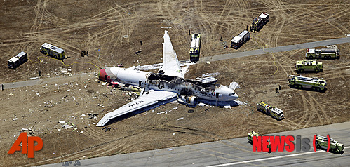 【샌프란시스코=AP/뉴시스】지난 6일 항공사진으로 아시아나항공 214편가 미국 샌프란시스코 국제공항에서 충돌한 뒤 그 잔해가 활주로 인근 부지에 있다. 사고 당시 이강국 기장의 보잉 777기 비행시간은 43시간이었고 교관 기장으로 탑승한 이정민 부기장은 교관으로 첫 비행이었다. 2013.07.10