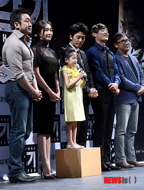 【서울=뉴시스】박상훈 기자 = 9일 오전 서울 강남구 CGV 압구정점에서 열린 영화 '감기' 제작발표회에서 박민하가 인사말을 하고 있다. 왼쪽부터 마동석, 수애, 박민하, 장혁, 이희준, 김성수 감독. 2013.07.09.&nbsp;&nbsp; hyalinee@newsis.com