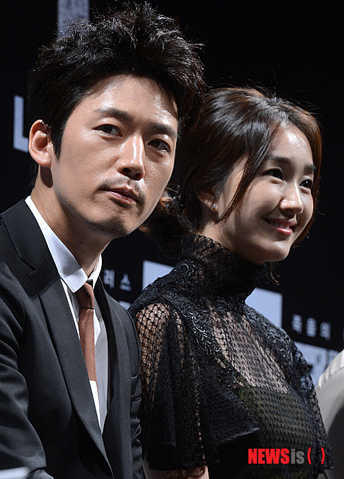 【서울=뉴시스】박상훈 기자 = 9일 오전 서울 강남구 CGV 압구정점에서 열린 영화 '감기' 제작발표회에서 장혁과 수애가 취재진의 질문을 듣고 있다. 2013.07.09.&nbsp;&nbsp; hyalinee@newsis.com