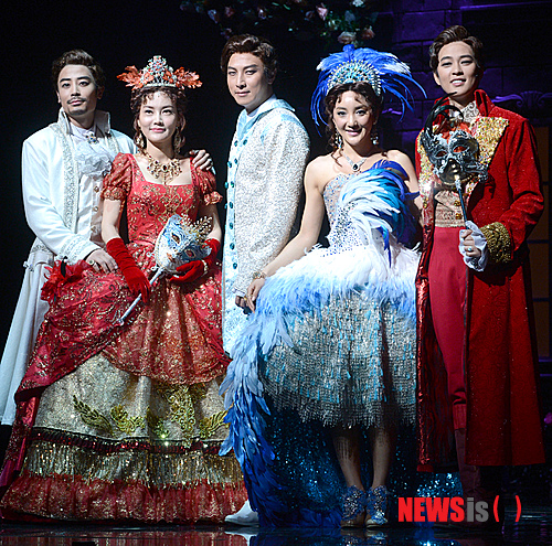 【서울=뉴시스】박상훈 기자 = 9일 오후 서울 강남구 역삼동 LG아트센터에서 열린 뮤지컬 '스칼렛 핌퍼넬' 프레스콜에서 한지상, 김선영, 박건형, 바다, 박광현이 포즈를 취하고 있다.&nbsp;&nbsp; '스칼렛 핌퍼넬'은 낮에는 화려한 한량 영국 귀족으로 밤에는 프랑스 공포정권의 감옥에 갇힌 사람들을 구출하는 비밀결사대의 수장으로 활동한 두 얼굴의 히어로 '스칼렛 핌퍼넬'의 이야기를 다룬 뮤지컬이다. 2013.07.09.&nbsp;&nbsp; hyalinee@newsis.com