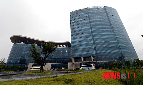 【서울=뉴시스】사진공동취재단 = 10일 개성공단종합지원센터에서 개성공단 2차 실무회담이 열리고 있는 가운데 관계자들이 개성공단종합지원센터를 지나가고 있다. 2013.07.10.&nbsp; photo@newsis.com