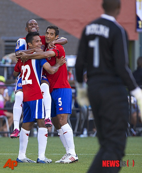 【포틀랜드=AP/뉴시스】북중미의 강호 코스타리카는 2014브라질월드컵에서 16강 진출을 목표로 하고 있다. 호르헤 핀토(62) 감독이 이끄는 코스타리카는 브라질월드컵 북중미 예선에서 미국에 이어 2위를 차지했다. 예선 10경기를 치르는 동안 7실점으로 골문을 지켰을 만큼 탄탄한 수비력을 자랑하고 있다. 골키퍼 케일러 나바스(28·레반테)와 브라이언 루이스(29·풀럼)가 핵심 선수다. 사진은 지난해 7월9일 미국 오리건주 포틀랜드에서 열린 북중미축구연맹(CONCACAF) 골드컵에서 쿠바를 상대로 골을 넣은 뒤 기뻐하고 있는 코스타리카 선수들의 모습.2014.5.7.
