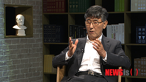 【서울=뉴시스】유상우 기자 = KTV ‘인문학 열전’은 11일 오후 4시5분 ‘이시형 박사의 멈추지 않은 미학, 치유의 철학’을 방송한다.&nbsp; 정신의학자 이시형(79) 박사를 초대해 신간 ‘이젠, 다르게 살아야 한다’를 중심으로 자연과 명상의 가치에 관해 이야기를 나눈다. 이 책에서 이 박사는 산행 명상을 추천한다. “산은 멈춤, 쉼 그 자체이다. 산이 뿜어내는 강력한 힘도 여기서 비롯된다. 이 때문에 우리에게는 멈춤과 사색이 필요하고, 산행 명상은 더더욱 필요하다”고 강조한다.&nbsp; 이 박사는 현대인의 ‘여백 증후군’을 지적한다. 여백증후군이란 일상을 할 일로 가득 채우면서 조금이라도 비어있는 시간은 못 견디는 도시인의 증상이다. 산에서 자신을 비우는 시간을 보낼 때 도심에서 쌓인 여백 증후군을 치료할 수 있다고 한다.&nbsp; 또 인간이 느끼는 자연에 대한 향수를 원시적 본능이라고 규정하면서, 자연 속에서 인간의 원시적 본능이 충족되는 유일한 장소가 산이라고 주장한다. 입산하는 것만으로도 마음이 편안한 명상의 상태가 될 수 있다고 한다. “산행을 하게 되면 뇌의 시상하부 중추에 존재하는 세로토닌이 분비돼 편안한 상태를 유지할 수 있다.”&nbsp; swryu@newsis.com 