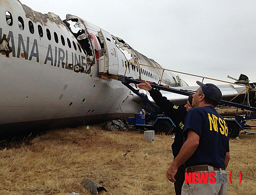 【서울=뉴시스】미국 연방교통안전위원회(NTSB) 조사반 빌 잉글리시와 데보라 허스만 NTSB 위원장이 9일(현지시각) 미국 캘리포니아주 샌프란시스코 아시아나 여객기 사고 현장을 방문해 조사 절차를 논의하고 있다. 2013.07.11. (사진=NTSB 캡처) photo@newsis.com