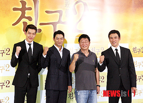 【울산=뉴시스】고은희 기자 = 11일 울산 울주군 삼동면 조일리 울산하늘공원에서 영화 친구2 곽경택 감독과 주인공 유오성 주진모 김우빈 등이 기자 간담회를 하고 있다. 2013.07.11.&nbsp; gogo@newsis.com