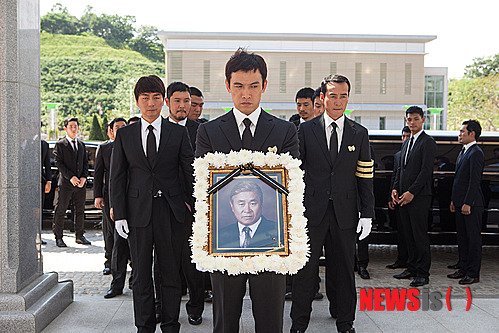 【울산=뉴시스】박영주 기자 = 35도까지 치솟은 폭염에 허덕이고 있는 경남 울산의 어느 장례식장. 검은 리무진 20여대와 보조출연자 30여명이 검정 정장 차림으로 땡볕을 받았다. "레디, 액션!" 곽경택(47) 감독의 목소리가 확성기를 타고 울려퍼지자 상복을 입은 유오성(47)과 조직원들의 표정이 경직됐다. 현장은 엄숙한 장례식장 분위기 그대로였다.&nbsp; 11일 울산 하늘공원에서 영화 '친구2'의 촬영이 이어졌다. 2001년 관객 820만명을 모은 영화 '친구'의 속편이다. '한동수'(장동건) 살해 혐의로 복역한 '이준석'(유오성)이 사회로 나오며 벌어지는 이야기다.&nbsp; 곽 감독은 "시나리오를 집필하는 게 힘들고 고통스러워서 누가 대신해줬으면 한다는 생각을 많이 했다. 나는 연출만 하고 싶다고. 그러다 하필 부산국제영화제에 내려가는 길에 '친구2'의 이야기가 떠올랐다. 고속도로에서 기획팀에게 내용을 얘기해주니 재미있다고 했다. 결국 영화제 기간 밤에는 술을 마시고 낮에는 글을 썼다. 주위 반응을 보고 자신감을 얻어 12년만에 속편을 만들게 됐다"고 밝혔다.&nbsp; "내 딸이 왜 '친구2'를 만드는지 묻기도 했다. 마음이 너무 많이 아프더라. 좋지 않은 시각으로 보는 분들도 있을 것이다. 하지만 나는 글을 열심히 썼다. 또 좋은 배우들이 연기하는 좋은 영화를 만들고자 했다. 장면 하나하나 심혈을 기울이고 있다. 배우들의 연기력도 전편에 비해 뒤처지지 않을 것이다. 작품에 할 수 있는 모든 것을 쏟아 부었다. 장동건이 없는 아쉬움이 느껴지지 않을 정도로 신나고 재미있게 찍고 있으니 잘 봐줬으면 좋겠다."&nbsp; 유오성은 '친구'에 이어 이번 속편에도 출연했다. 2002년 유오성과 곽 감독은 '챔피언'을 끝낸 후 불화설에 휩싸였다. CF에 영화의 한 장면이 사용되면서 배우의 양해를 구하지 않은데서 빚어진 오해였다. 이후 10여년 만에 다시 감독과 배우로 만났다.&nbsp; 유오성은 "10년 동안 사이가 좋지 않았던 것은 사실이다. 하지만 나이가 들다 보니…. 지금은 나에게 가장 잘 어울리는 옷을 입고 친한 친구와 소풍을 떠나는 기분"이라며 "곽경택 감독의 현장 진행과 연출력이 편안하게 느껴진다. 소풍을 떠난 기분으로 촬영하고 있다"고 말했다.&nbsp; 유오성은 친구 한동수를 살해한 혐의로 17년간 교도소에 수감된 부산 건달 이준석을 연기한다. 전작 '친구'(2001)에서와 같은 인물이다. 17년 동안 이미 많은 것이 변해버린 세상과 마주한 준석은 조직 넘버2(정호빈)의 예사롭지 않은 말투와 눈빛에서 또 다른 위기를 직감한다. 또 교도소에서 만난 '최성훈'(김우빈)이 동수의 아들이라는 사실을 알게 된 준석은 동수와의 악연을 숨긴 채 출소 후 성훈을 자신의 조직원으로 받아들인다.&nbsp; 흥행성공을 자신한다. "'친구'와 '친구2'는 다르다. '친구'라는 영화가 있어서 이 영화가 생기긴 했지만 시나리오는 그 때보다 지금이 훨씬 좋다. 또 사람의 인기를 가지고 영화가 만들어지는 게 아니다. 영화가 잘돼야 인기가 생긴다. '친구'에 버금가는 관객을 모으지 않을까 싶다. 궂은 날씨에도 최선을 다하고 있으니 잘 될 것 같다."&nbsp; 이준석의 아버지이자 1960년대 부산을 지배한 전설적인 깡패 '이철주'는 주진모(39)가 맡았다. "인간적으로 내가 좋아하고 마음을 터놓고 지내는 감독이 얼마 되지 않는데, 그 중 한 분이 곽경택 감독이다. 감독이 이 영화를 만든다고 가장 먼저 말씀해줬다. 그때 아무 생각 없이 '우정출연이라도 하겠다'고 했다. 노개런티로 1주 안에 끝낼 수 있을 거라고 생각했는데 감독이 점점 욕심을 부리더니 분량이 많이 늘었다"고 전했다.&nbsp; 이 작품을 위해 살도 뺐다. "그동안 남성다운 영화를 많이 촬영했는데 이번 영화에서는 조금 다른 모습을 볼 수 있을 것이다. 목소리 톤도 그렇고 자세를 취하는 것도 다르다. 겉으로는 양복을 입고 있지만 안에는 속옷도 안 입은 듯한 연기를 하려고 노력 중이다. 이 작품을 위해 살도 찌웠다. 하지만 얼굴이 작아서 그런지 티가 안 난다"며 웃었다.&nbsp; "배우는 흥행을 크게 생각하면 안 된다. 하지만 이 영화는 감독과 같이 하자고 약속했고 그 약속을 지킬 수 있어서 기쁘다. 내가 생각한 것보다 작품의 크기가 크다. 나만 잘하면 이 영화는 잘될 수 있을 것 같다"며 의욕을 드러냈다.&nbsp; '친구'에서 유호성과 호흡을 맞춘 장동건(41)의 빈자리는 김우빈(24)이 채운다. 한동수의 숨겨둔 아들 최성훈이다. 교도소에서 만난 이준석의 제안으로 조직원으로 합류하게 된다. 스크린 데뷔작이다. "첫 영화로 '친구2'를 찍게 돼 영광스럽다"는 마음이다.&nbsp; 5월6일 크랭크인한 영화는 하반기 개봉 예정이다.&nbsp; gogogirl@newsis.com