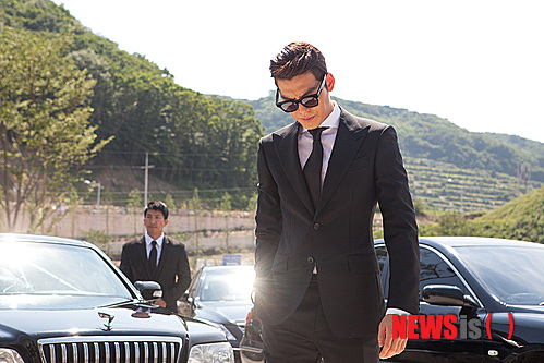 【울산=뉴시스】박영주 기자 = 탤런트 김우빈(24)이 영화 '친구2'로 스크린에 데뷔한다. '친구'(2001)에 출연한 '한동수'(장동건)의 숨겨둔 아들 역이다.&nbsp; 김우빈은 11일 경남 울산 하늘공원에서 "현장에서 유오성, 주진모 선배님과 같이 연기하면서 굉장히 많은 것을 배우고 있다. 그동안 작품을 할 때는 또래 친구들이 많았는데 이번에는 선배들과 해서 색다르다"고 밝혔다.&nbsp; "처음에 장동건 선배님이 맡았던 '한동수'의 아들이라고 해서 부담감도 조금 있었다. 하지만 캐스팅 후 통화를 한 번 했는데 '니가 됐구나. 잘해라'고 격려해줬다"며 수줍어했다.&nbsp; '친구'중 장동건(41)의 인기를 능가할 수 있겠느냐는 물음에는 "잘 모르겠다. 동수와 내가 연기한 성훈은 다른 사람이다. 색다른 마음으로 사랑해줬으면 좋겠다. 비교를 당하고 싶지는 않다"고 답했다.&nbsp; 김우빈은 극중 한동수의 아들 '최성훈'이다. 10대 때 자신을 낳은 미혼모 엄마, 술과 도박에 빠지고 폭력적이기까지 한 계부 등 어두운 가정환경에서 거친 반항아로 자랐다. 교도소에서 만난 '준석'(유오성)에게 의지하다가 출소 후 준석의 제안으로 조직원이 된다.&nbsp; 김우빈은 "영화를 준비할 때 최성훈이라는 인물의 일대기를 작성하고 상상했다. 내가 직접 경험해보지 못한 상처나 상황들이 많아서 감독님의 말씀도 많이 들었다. 보이는 것에 있어서는 캐릭터를 위해 9㎏을 찌웠다. 덩치를 키우는 게 나을 것 같았다"고 설명했다.&nbsp; 전작인 KBS 2TV 드라마 '학교 2013'에 이어 또 반항아다. 하지만 "이 인물이 반항아라는 이유로 거부감이 들지는 않았다. 아직 경험이 많지 않기 때문에 다양한 것을 보여줘야 할 것 같다는 생각이 든다. 전작 때문에 거부감이 들지 않았다. 앞으로 다양한 모습을 보여줄 수 있는 시간은 많이 있다"느 마음이다.&nbsp; 곽경택(47) 감독은 "솔직히 말하면 김우빈을 잘 몰랐다"고 털어놓았다. "고등학교를 다니는 조카에게 문자가 왔다"는 것이 캐스팅 계기다. "'친구2'의 주연을 김우빈에게 시켜주면 안 되겠느냐는 내용이었다. 인터넷으로 찾아보고 드라마 촬영장으로 만나러 갔다. 얼굴이 굉장히 뉴페이스였다. 요즘 흔히 나오는 얼굴이 아니었다. 거친 면도 보였다. 무엇보다 가장 마음에 들었던 것은 솔직함이었다. 또 고등학생부터 잔인한 표정까지 연출할 수 있을 것 같은 감성이 나를 매료시켰다"며 만족스러워했다.&nbsp; 한편, '친구2'는 한동수 살해 혐의로 복역한 이준석의 17년 후 이야기다. 부산을 접수했던 준석이 17년이라는 세월이 지난 후 자신이 죽인 동수의 아들 최성훈과 인연을 쌓으며 벌이는 우정과 갈등, 배신을 그린다. 여기에 준석의 아버지이자 1960년대 부산의 전설적인 건달 '이철주'(주진모)의 회상이 곁들여진다. 하반기 개봉 예정이다.&nbsp; gogogirl@newsis.com