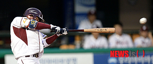 【서울=뉴시스】넥센 히어로즈 염경엽(45) 감독이 "문우람의 타격폼을 바꾸면 안된다"고 밝혔다. 사진은 지난달 26일 목동 SK전에서 타격하는 문우람의 모습. (사진 = 뉴시스 DB)