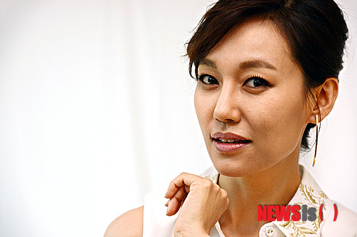 【서울=뉴시스】홍찬선 기자 = 영화 '감시자들'에서 이 실장역을 맡은 배우 진경이 12일 오후 서울 종로구 삼청동의 한 카페에서 뉴시스와 인터뷰 전 포즈를 취하고 있다. 2013.07.12.&nbsp; mania@newsis.com