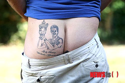 【서울=뉴시스】앤디 머레이가 윔블던에서 우승하면 엉덩이에 문신을 새기겠다고 친구들한테 약속한 영국 남성이 결국 이를 이행했다.(사진출처: 미러) 2013.07.14