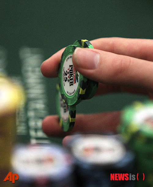 【서울=뉴시스】유상우 기자 = 내년부터 한국 국적 크루즈에 외국인 전용 카지노가 허용된다.&nbsp; 해양수산부와 보건복지부는 17일 청와대에서 박근혜 대통령 주재로 열린 ‘제1차 관광진흥확대회의’에서 ‘크루즈 산업 활성화 대책’을 보고했다.&nbsp; 크루즈 관광 4대 추진전략은 ▲외국 크루즈 유치 확대 ▲국적 크루즈선사 육성 ▲배후 복합관광 인프라 구축 ▲크루즈산업 역량 강화 등이다.&nbsp; 동북아 시장 확대에 따라 국내 크루즈 기항 횟수는 매우 증가했으나 국내항을 모항으로 사용하는 국적크루즈선은 없다. 이에 따라 국적 크루즈선사의 경쟁력 확보와 경영여건 개선을 위해 외국인 카지노 도입의 필요성이 제기됐다.&nbsp; 정부는 적정규모와 내국인 출입방지대책 마련, 재정상태 등 일정 요건을 충족하는 크루즈선에 대해 외국인 카지노 도입을 추진한다는 방침이다.&nbsp; 부산·제주·여수 각 8만t급 1선석, 총 3선석인 크루즈 전용부두를 2020년까지 12선석으로 늘릴 계획이다. 우선 2015년까지 부산·인천·제주에 10만t급 이상 전용부두 4개 선석을 건설한다.&nbsp; 외래관광객 승객 사진정보 시스템도 운영해 입국규제자를 사전에 검색, 입국 심사를 간소화하는 관광상륙허가제도 활성화한다.&nbsp; 크루즈선의 국내항간 운항 때 외국인 승무원의 취업비자 발급 문제 완화를 위해 복수 취업비자 발급도 추진한다.&nbsp; 또 관련 대학과 연계해 크루즈 승무원 전문 교육프로그램을 개발하고 학과 신설과 선상 체험교육 등을 통해 취업을 촉진한다.&nbsp; 정부는 “동북아 시장 확대 등으로 최근 5년간 크루즈 관광객 수가 7배 이상 증가하는 등 국내 크루즈 관광 시장이 급성장하고 있다”며 “각 부처와 지자체, 관광공사, 연구원, 전문가 등으로 구성된 크루즈협의체를 구성·운영해 정책 추진상황을 지속해서 점검하고 대응할 것”이라고 밝혔다.&nbsp; swryu@newsis.com