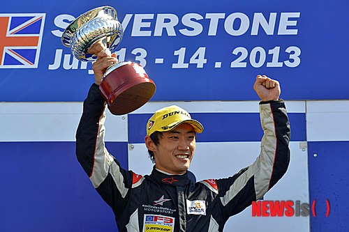 【서울=뉴시스】임채원(29·에밀리오데빌로타팀)이 13일(현지시간) 영국 실버스톤(1주 5.901㎞) 서킷에서 열린 유로피안 F3 오픈대회 코파(F308) 클래스 9라운드에서 정상에 오른 뒤 우승 트로피를 들고 기뻐하고 있다. (사진 = F3오픈 제공)