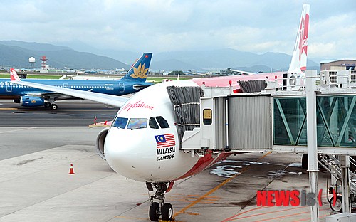 【부산=뉴시스】 하경민 기자 = 아시아 장거리 저비용항공사 '에어아시아 엑스'가 부산-쿠알라룸푸르 노선을 취항했다. 15일 오전 부산 김해국제공항 국제선에 에어아시아엑스의 부산-쿠알라룸푸르 노선 첫 비행기를 대기 중이다. 에어아시아 엑스는 말레이시아 쿠알라룸푸르를 거점으로 7개 나라의 15개 도시의 노선에 12개의 플랫베드 프리미엄석과 365개의 일반석을 가진 A330-300 10대를 운항 중이다. 부산 노선은 주4회 운항된다. 2013.07.15. yulnetphoto@newsis.com