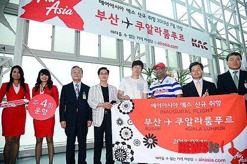 【부산=뉴시스】 하경민 기자 = 아시아 장거리 저비용항공사 '에어아시아 엑스'가 부산-쿠알라룸푸르 노선을 취항했다.&nbsp;&nbsp;&nbsp; 15일 오전 부산 김해국제공항 국제선 청사 입국장에서 박지성 선수와 토니 페르난데스 에어아시아그룹 CEO 등이 부산-쿠알라룸푸르 노선 첫 비행기를 맞는 환영행사를 갖고 있다.&nbsp;&nbsp;&nbsp; 에어아시아 엑스는 말레이시아 쿠알라룸푸르를 거점으로 7개 나라의 15개 도시의 노선에 12개의 플랫베드 프리미엄석과 365개의 일반석을 가진 A330-300 10대를 운항 중이다. 부산 노선은 주4회 운항된다. 2013.07.15.&nbsp;&nbsp;&nbsp; yulnetphoto@newsis.com 
