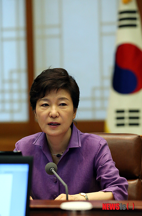 【서울=뉴시스】김영욱 기자 = 박근혜 대통령이 15일 오전 청와대에서 수석비서관회의를 주재하며 현안에 대해 발언하고 있다. 2013.07.15. (사진=문화체육관광부 제공)   photo@newsis.com
