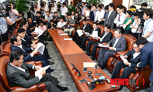 【서울=뉴시스】박동욱 기자 = 'NLL' 논란과 관련 국가기록원을 방문해 2007년 남북정상회담 대화록 열람을 앞두고 여야 의원들이 15일 오전 서울 여의도 국회 운영위위원장실에서 상견례를 갖고 있다.&nbsp; 열람 위원으로는 새누리당 황진하, 김성찬, 심윤조, 김진태, 조명철 의원과 민주당 박민수, 박범계, 전해철, 박남춘, 우윤근 의원이다. 2013.07.15.&nbsp; fufus@newsis.com