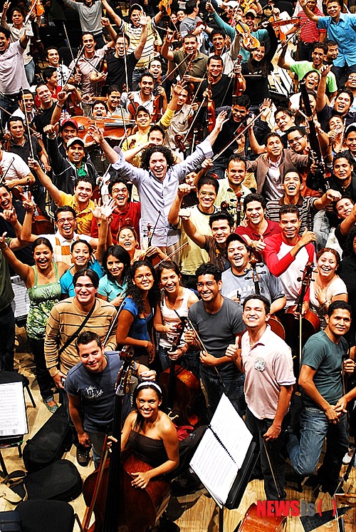 【서울=뉴시스】박영주 기자 = 멀티플렉스 영화관 메가박스가 오스트리아 ‘브레겐츠 페스티벌’과 ‘잘츠부르크 페스티벌’을 라이브로 중계한다.&nbsp; 브레겐츠 페스티벌은 매년 7월 오스트리아 브레겐츠의 보덴제 호수에서 펼쳐지는 대규모 야외 오페라 축전으로 매2년 여름마다 새로운 공연을 선보인다. 메가박스는 2013~2014 시즌의 초연작 오페라 ‘마술피리’를 20일 오후 8시 생중계한다.&nbsp; ‘마술피리’는 모차르트가 죽기 두 달 전에 작곡한 세계에서 가장 많이 공연되는 오페라 중 하나로 초연 극장에서 100회 이상 공연됐다. 데이비드 파운트니(66)가 연출하고, 패트릭 서머스가 지휘한다.&nbsp; 잘츠부르크 페스티벌은 빈 필하모닉 오케스트라의 오프닝 콘서트 하이든 오라토리오(29일), 바그너의 뉘른베르크의 명가수(8월3일), 베르디의 팔스타프(8월4일), 베네수엘라 국립어린이교향악단의 콘서트 구스타프 말러(8월11일), 베르디의 돈 카를로(8월17일) 순으로 상영된다.&nbsp;&nbsp; 잘츠부르크 페스티벌은 매년 여름 모차르트의 고향인 잘츠부르크에서 열리는 세계적인 오페라와 클래식 축제다. 19일부터 9월1일까지 메가박스 코엑스, 목동, 동대문, 킨텍스, 영통, 대전, 대구, 광주, 해운대 등 10여개 지점에서 생중계한다.&nbsp; 모든 오페라 작품에는 한글자막이 제공되며, 프로그램마다 유정우 음악평론가의 해설영상이 중계 이전 상영돼 이해를 돕는다. 일반 상영관 기준 3만원. www.megabox.co.kr&nbsp; gogogirl@newsis.com