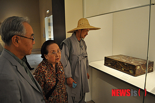 【뉴욕=뉴시스】노창현 특파원 = 조선조 왕이 집무할 때 입는 곤룡포(袞龍袍)를 보관하는 ‘용무늬 대례복함’이 사상 처음 발견됐다. 문화재제자리찾기 대표 혜문 스님은 14일 뉴욕 메트로폴리탄 박물관의 한국관에 전시 중인 ‘용장식 의복함’이 왕의 정복(正服)을 보관하는 함인 것을 확인했다고 밝혔다. 용장식 대례복함은 겉면이 두 마리의 용이 빛을 발산하는 중앙의 여의주를 향해 온 몸을 비틀며 날아드는 형상으로 전형적인 왕권을 상징하고 있다. 혜문 스님과 경희대 역사학과 김준혁 교수는 13일 박물관을 방문, 용장식 대례복함의 존재를 처음 확인한 후 이튿날 ‘조선의 마지막 공주’로 불리는 이해경 여사와 미주불교문화원 김정광 원장을 동반, 진품임을 재확인했다. 2013.07.14. <사진=Newsroh.com 제공> robin@newsis.com