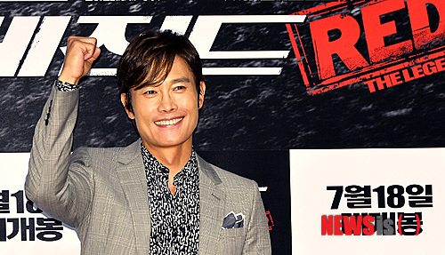 【서울=뉴시스】강진형 기자 = 배우 이병헌이 15일 오후 서울 광진구 자양동 롯데시네마 건대입구에서 열린 영화 '레드:더 레전드' 시사회에서 포토타임을 갖고 있다. 2013.07.15.&nbsp; marrymero@newsis.com