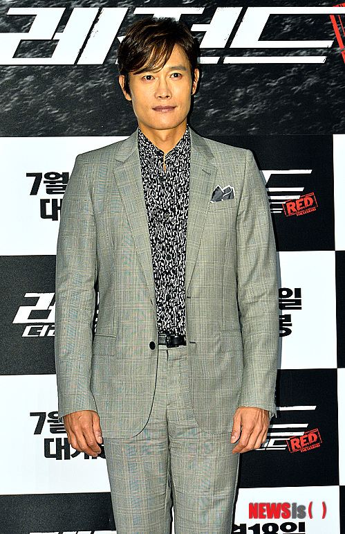 【서울=뉴시스】강진형 기자 = 배우 이병헌이 15일 오후 서울 광진구 자양동 롯데시네마 건대입구에서 열린 영화 '레드:더 레전드' 시사회에서 포토타임을 갖고 있다. 2013.07.15.&nbsp; marrymero@newsis.com